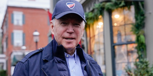 President Joe Biden spreekt tot de media in Nantucket, Massachusetts, vrijdag 26 november 2021 (AP Photo/Carolyn Kaster)