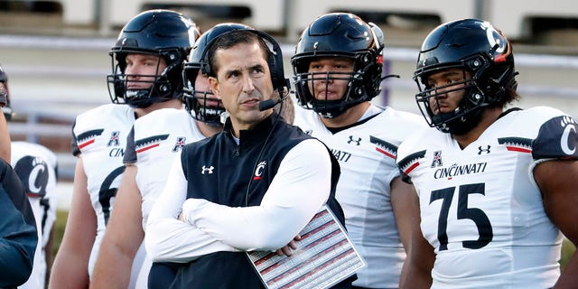 Cincinnati head coach Luke Fickell watches from the sidelines during the first half of an NCAA college football game against East Carolina in Greenville, 체크 안함., 금요일, 11 월. 26, 2021. 