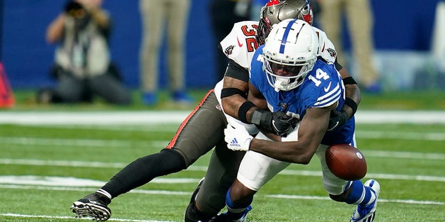 The Indianapolis Colts' Zach Pascal (14) fumbles as he is tackled by the Tampa Bay Buccaneers' Mike Edwards (32) 전반 일요일 동안, 11 월. 28, 2021, 인디애나 폴리스.