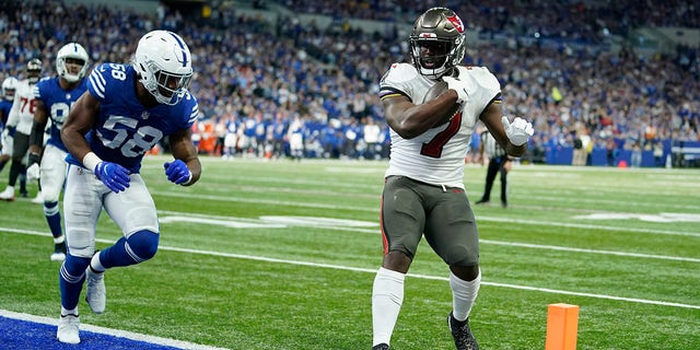 The Tampa Bay Buccaneers' Leonard Fournette (7) goes in for a touchdown against the Indianapolis Colts' Bobby Okereke (58) 전반 일요일 동안, 11 월. 28, 2021, 인디애나 폴리스.