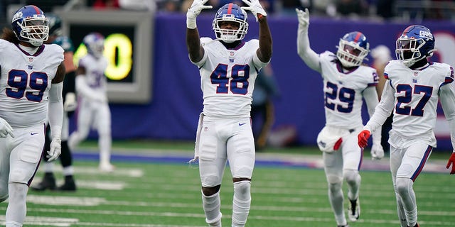 New York Giants' Tae Crowder celebrates his interception against the Philadelphia Eagles, Domenica, Nov. 28, 2021, a East Rutherford, New Jeresey.