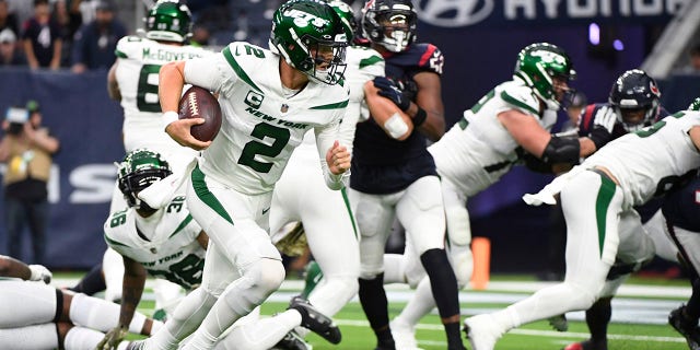 New York Jets quarterback Zach Wilson (2) carries for a touchdown in the second half against the Houston Texans in Houston, Sunday, Nov. 28, 2021.