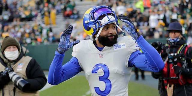 The Los Angeles Rams' Odell Beckham Jr. takes the field to warm up before a game against the Green Bay Packers Sunday, Nov.. 28, 2021, in Groenbaai, Wys.