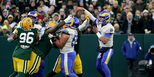 The Los Angeles Rams' Matthew Stafford throws during the first half of a game against the Green Bay Packers Sunday, 十一月. 28, 2021, in Green Bay, 威斯.