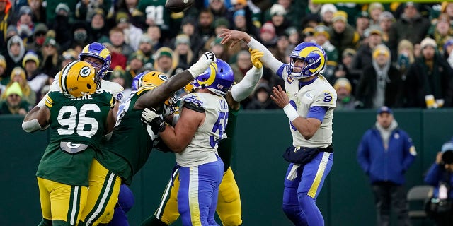 The Los Angeles Rams' Matthew Stafford throws during the first half of a game against the Green Bay Packers Sunday, 11月. 28, 2021, in Green Bay, Wis.