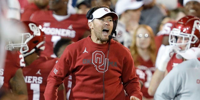 EXPEDIENTE - Then Oklahoma head coach Lincoln Riley yells to his team before a play during the first half of an NCAA college football game against TCU, sábado, oct. 16, 2021, in Norman, Okla.