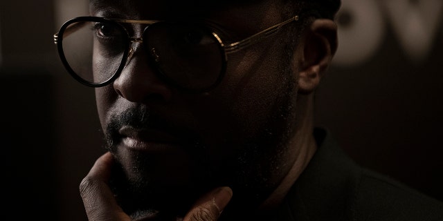 Le musicien américain will.i.am, leader des Black Eyed Peas, écoute lors d'une interview à Jérusalem, où il a pris la parole lors d'une conférence sur l'innovation organisée par Improvate, le lundi 29 novembre 2021.  