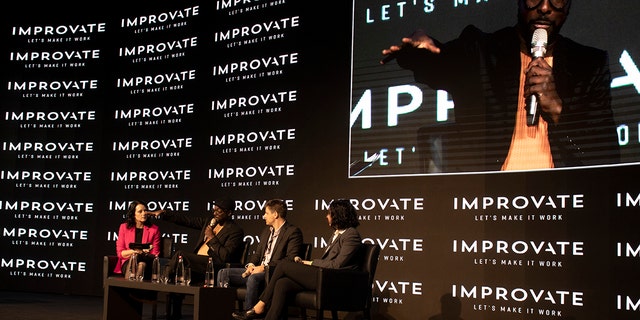American musician will.i.am, front man for Black Eyed Peas, second left, speaks on a panel at an innovation conference held by Improvate, in Jerusalem, 星期一, 十一月. 29, 2021. 