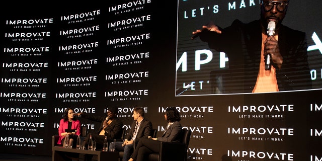 Le musicien américain will.i.am, leader de Black Eyed Peas, deuxième à gauche, prend la parole lors d'une conférence sur l'innovation organisée par Improvate, à Jérusalem, le lundi 29 novembre 2021. 