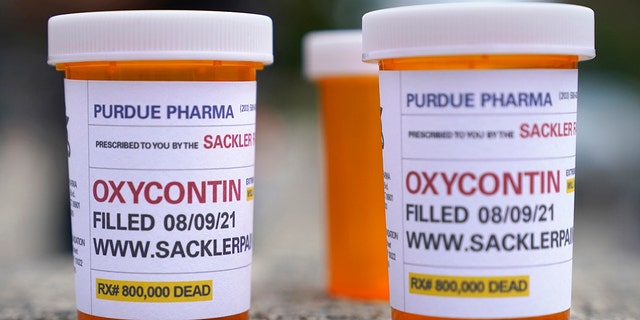 FILE - In questo agosto. 9, 2021, file di foto, fake pill bottles with messages about OxyContin maker Purdue Pharma 