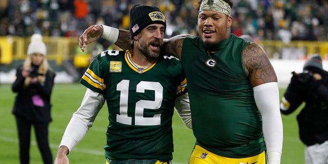 Green Bay Packers' Aaron Rodgers and Preston Smith walk off the field after an NFL football game against the Seattle Seahawks Sunday, Nov.. 14, 2021, in Groenbaai, Wys. The Packers won 17-0.