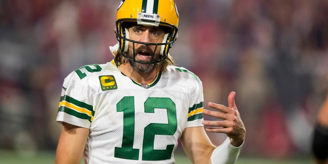 O quarterback do Green Bay Packers, Aaron Rodgers, responde contra o Arizona Cardinals em 28 de outubro de 2021, no State Farm Stadium em Glendale, Arizona.