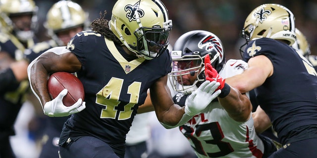 Alvin Kamara (41) of the New Orleans Saints runs the ball during the second quarter in the game against the Atlanta Falcons at Caesars Superdome on Nov. 7, 2021, 뉴 올리언스, 루이지애나.