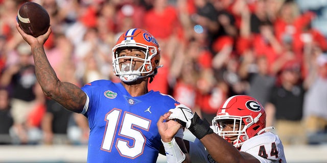 Florida quarterback Anthony Richardson (15) throws a pass while under pressure from Georgia defensive lineman Travon Walker (44) during the first half of an NCAA college football game, 토요일, 10 월. 30, 2021, 잭슨빌, Fla.