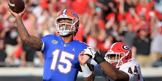 Florida quarterback Anthony Richardson (15) throws a pass while under pressure from Georgia defensive lineman Travon Walker (44) during the first half of an NCAA college football game, 星期六, 十月. 30, 2021, (杰克逊维尔), 弗拉.