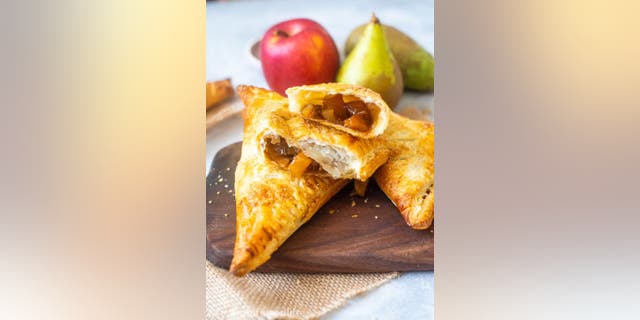 Food blogger Shinta Simon from CaramelTintedLife.com shares her apple-pear turnover recipe with Fox News ahead of Thanksgiving.