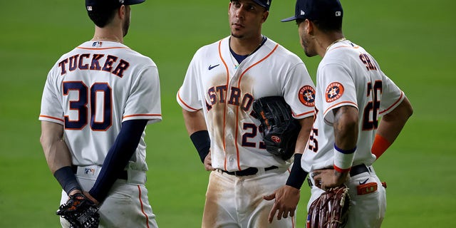 HOUSTON, TEXAS - 십일월 02:  Michael Brantley #23 of the Houston Astros speaks with Kyle Tucker #30 and Jose Siri #26 during a pitching change during the fifth inning against the Atlanta Braves in Game Six of the World Series at Minute Maid Park on November 02, 2021휴스턴n,텍사스s.