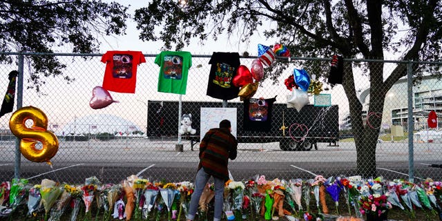 El visitante escribe una nota en un monumento fuera del Festival Astroworld cancelado en NRG Park.