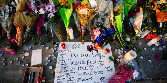 Letters, candles and flowers are seen outside of the canceled Astroworld festival at NRG Park on November 7, 2021 휴스턴, 텍사스.
