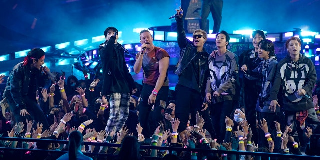 Coldplay và BTS biểu diễn "Vũ trụ của tôi" tại Lễ trao giải Âm nhạc Mỹ vào Chủ nhật, ngày 21 tháng 11 năm 2021 tại Nhà hát Microsoft ở Los Angeles.