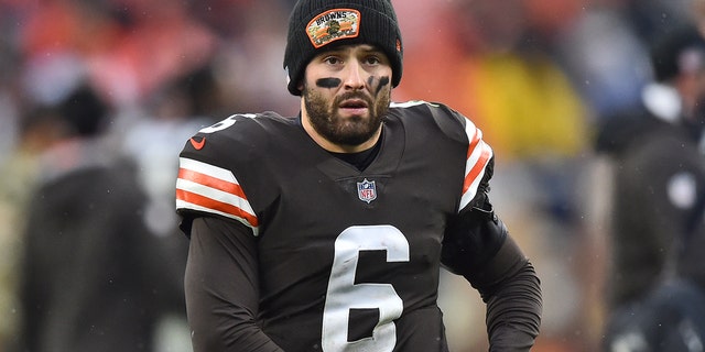 Cleveland Browns quarterback Baker Mayfield walks to the locker room after the Browns defeated the Detroit Lions 13-10 NFL 미식축구 경기에서, 일요일, 11 월. 21, 2021, 클리블랜드.