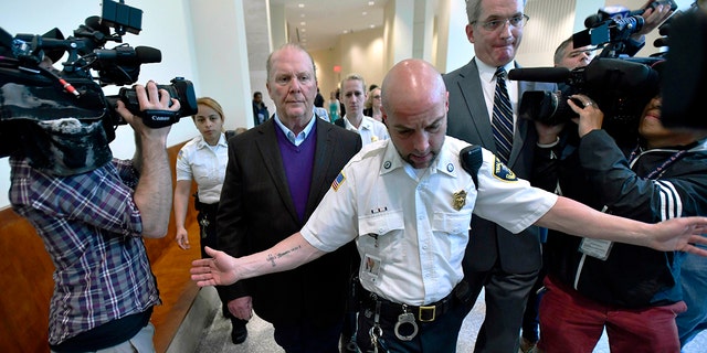 Celebrity chef Mario Batali, center left, departs after pleading not guilty, 星期五, 可能 24, 2019, at Boston Municipal Court in Boston. Batali's trial will take place on April 11, 2022, after being charged with indecent assault and battery for allegedly forcibly kissing and groping a woman at a Boston restaurant in 2017. 