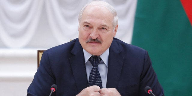 Běloruský prezident Alexandr Lukašenko hovoří během setkání s představiteli SNS v Minsku 28. května 2021. Novinář navrhuje, aby Lukašenko 