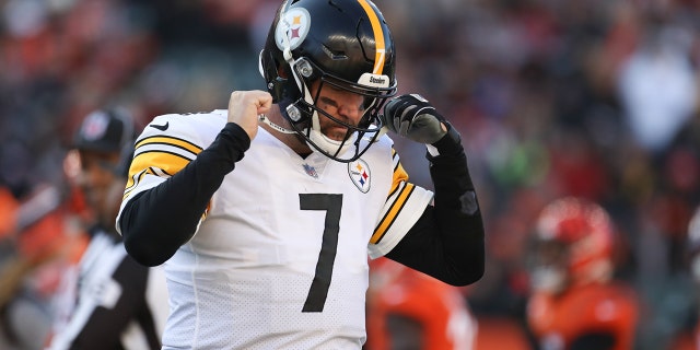 Pittsburgh Steelers quarterback Ben Roethlisberger walks toward the sideline during the game between the Pittsburgh Steelers and the Cincinnati Bengals on Nov. 28, 2021, at Paul Brown Stadium in Cincinnati, 俄亥俄.