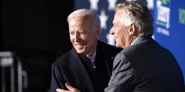 NOSOTROS. President Joe Biden greets Terry McAuliffe, Democratic gubernatorial candidate for Virginia, during a campaign event in Arlington, Virginia, NOSOTROS., el martes, oct. 26, 2021.
