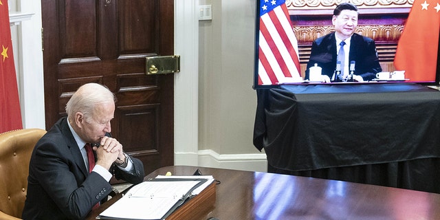 2021 年 11 月 15 日星期一，美国总统乔·拜登在美国华盛顿特区白宫罗斯福厅与中国国家主席习近平进行虚拟会晤时聆听。