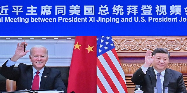 新华社 在中国国家主席习近平于 2021 年 11 月 16 日星期二发布的这张照片中，右翼和美国总统拜登在中国北京通过视频链接会面时出现在屏幕上。