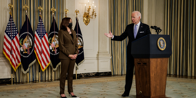 President Biden acknowledges U.S. Vice President Kamala Harris during a press conference in the State Dinning Room at the White House Nov. 6, 2021, 在华盛顿, 直流.