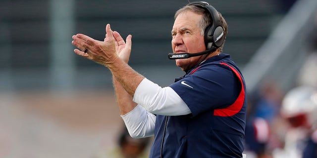 New England Patriots head coach Bill Belichick applauds towards his players on the field during the second half of an NFL football game against the Cleveland Browns, 日曜日, 11月. 14, 2021, フォックスボロで, マサチューセッツ.