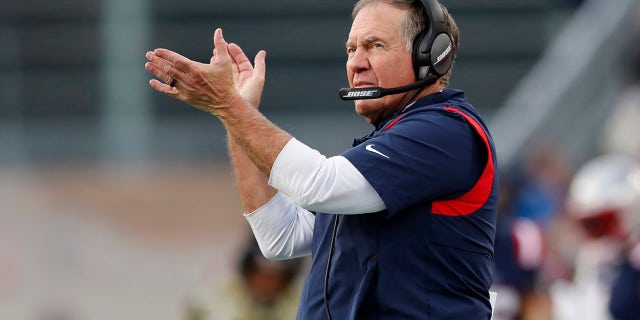 O técnico do New England Patriots, Bill Belichick, aplaude seus jogadores em campo durante a segunda metade de um jogo de futebol da NFL contra o Cleveland Browns, domingo, 14 de novembro de 2021, em Foxboro, Massachusetts.