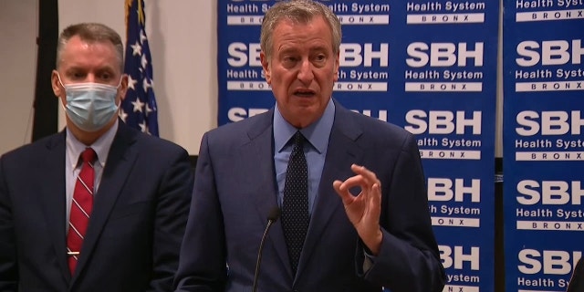 New York City Mayor Bill de Blasio speaks with New York Police Commissioner Dermot Shea.