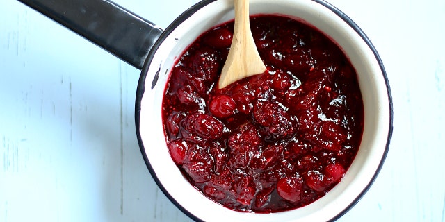 Blackberry Cranberry Sauce de Paige Thomason del blog Studio Delicious.  (studiodelicious.com)