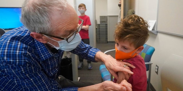 Un enfant de 7 ans reçoit son vaccin COVID-19 au département de la santé du comté de Salt Lake le mercredi 3 novembre 2021 à Salt Lake City.