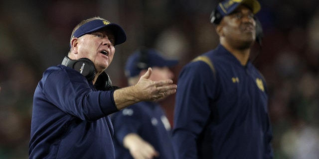 STANFORD, CALIFORNIA - 十一月 27: Head coach Brian Kelly of the Notre Dame Fighting Irish complains about a call during their game against the Stanford Cardinal at Stanford Stadium on November 27, 2021 in Stanford,加利福尼亚州a.