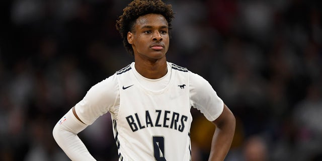 Bronny James #0 of Sierra Canyon Trailblazers looks on during the second half of the game against the Minnehaha Academy Red Hawks at the Target Center in Minneapolis, 1 월. 4, 2020.