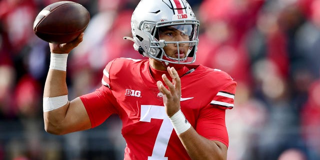 哥伦布, OHIO - 十一月 20: J. Stroud #7 of the Ohio State Buckeyes throws a pass during the first half of a game against the Michigan State Spartans at Ohio Stadium on November 20, 2021 in Columbus, 俄亥俄.