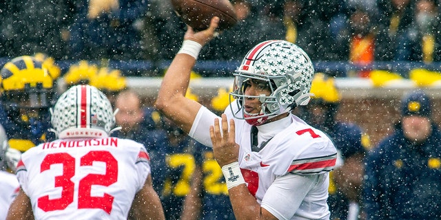 Ohio State se agterspeler C.J. Stroud (7) throws a pass in the second quarter of an NCAA college football game against Michigan in Ann Arbor, Ek., Saterdag, Nov.. 27, 2021.