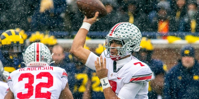オハイオ州立大学クォーターバックC.J. ストラウド (7) throws a pass in the second quarter of an NCAA college football game against Michigan in Ann Arbor, 自分。, 土曜日, 11月. 27, 2021.