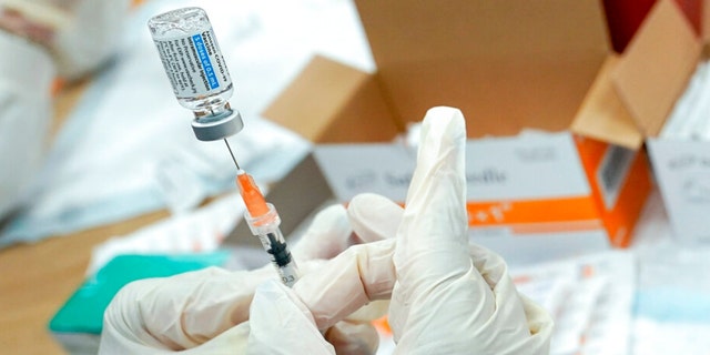 Une infirmière remplit une seringue avec le Johnson &AMP ;  Vaccin Johnson COVID-19. 