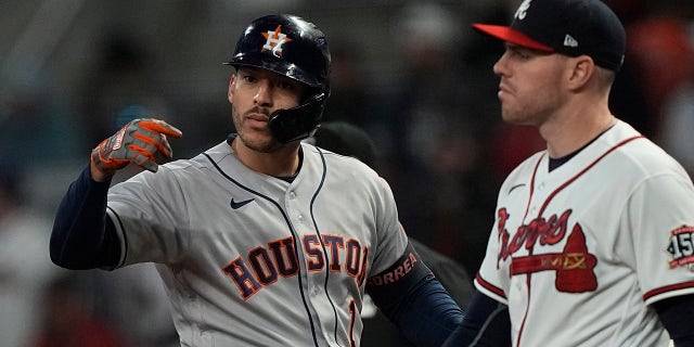 Houston Astros' Carlos Correa celebrates his RBI single during the eighth inning in Game 5 of baseball's World Series between the Houston Astros and the Atlanta Braves Sunday, 10月. 31, 2021, アトランタで.