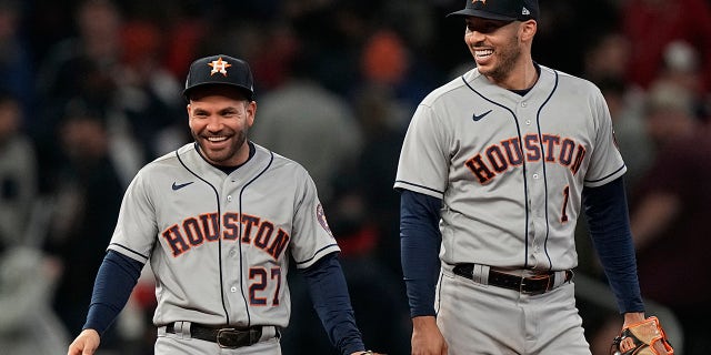 Houston Astros second baseman Jose Altuve and shortstop Carlos Correa email after their win in Game 5 of baseball's World Series between the Houston Astros and the Atlanta Braves Monday, 11月. 1, 2021, アトランタで. The Astros won 9-5. The Braves lead the series 3-2 ゲーム.
