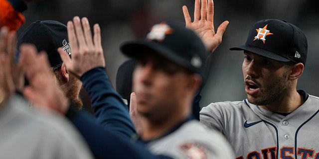 Houston Astros shortstop Carlos Correa celebrates their win in Game 5 of baseball's World Series between the Houston Astros and the Atlanta Braves Monday, 11月. 1, 2021, アトランタで. The Astros won 9-5. The Braves lead the series 3-2 ゲーム.