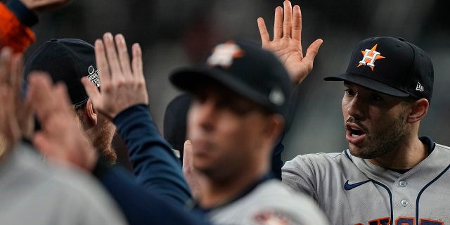 Houston Astros shortstop Carlos Correa celebrates their win in Game 5 of baseball's World Series between the Houston Astros and the Atlanta Braves Monday, 11月. 1, 2021, アトランタで. The Astros won 9-5. The Braves lead the series 3-2 ゲーム.