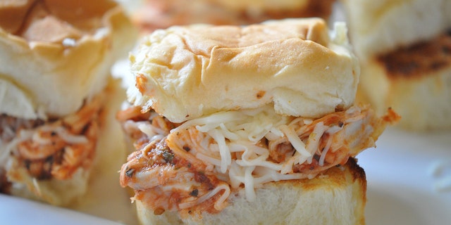 If you’re on the lookout for a simple game day appetizer, this chicken parm slider may fast become your new go-to. (Team Holly – TheHealthyCookingBlog.com)