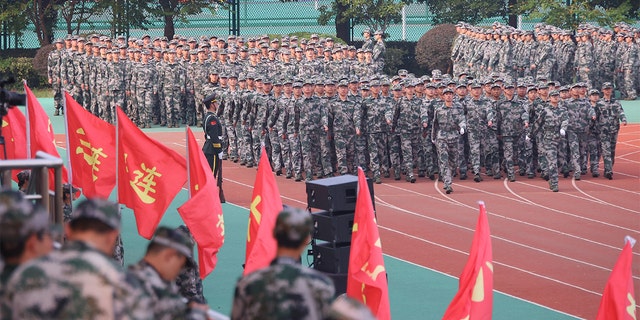 2021 年 10 月 22 日，新生在中国江苏省南京市东南大学参加军事训练。  （杨波/中国新闻社摄，盖蒂图片社）