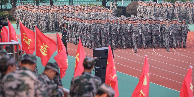 2021 年 10 月 22 日，新生在中国江苏省南京市东南大学参加军事训练。  （杨波/中国新闻社摄，盖蒂图片社）